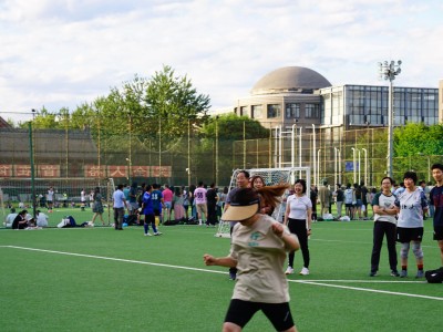 开云体育登录-中国女性足球选手携手冲刺胜利，勇往直前