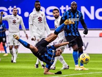 开云下载-意甲赛场频频风波，裁判错误判罚引发双方球员争议的简单介绍