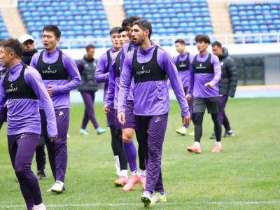 开云体育官方网站-球员在比赛中全心投入，奉献全力拼搏