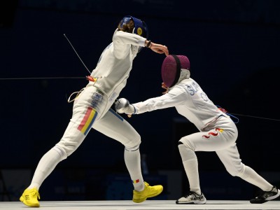 开云APP-墨西哥击剑冠军手握金牌，英姿飒爽登台