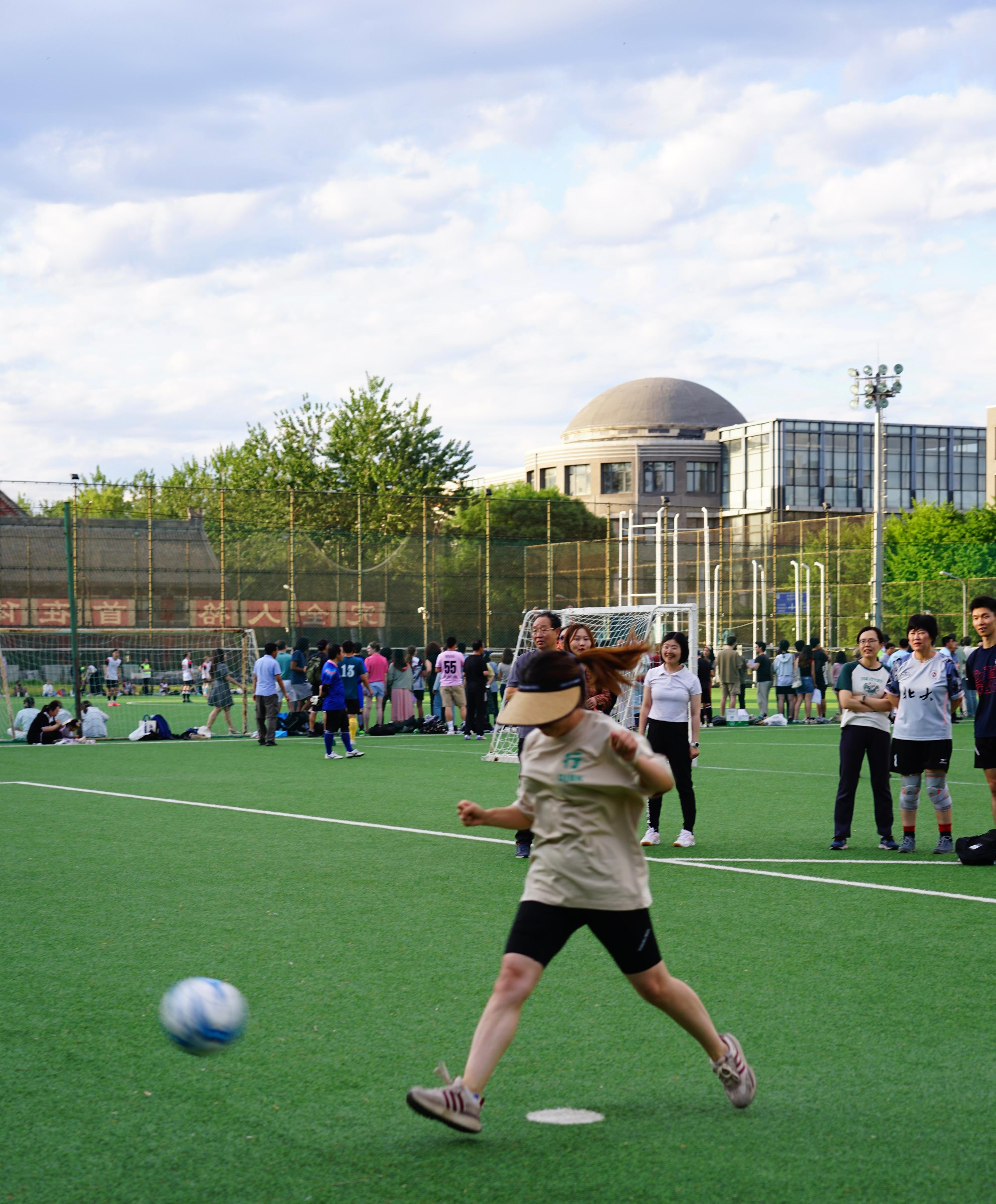 中国女性足球选手携手冲刺胜利,勇往直前 中国女性足球选手携手冲刺胜利,勇往直前