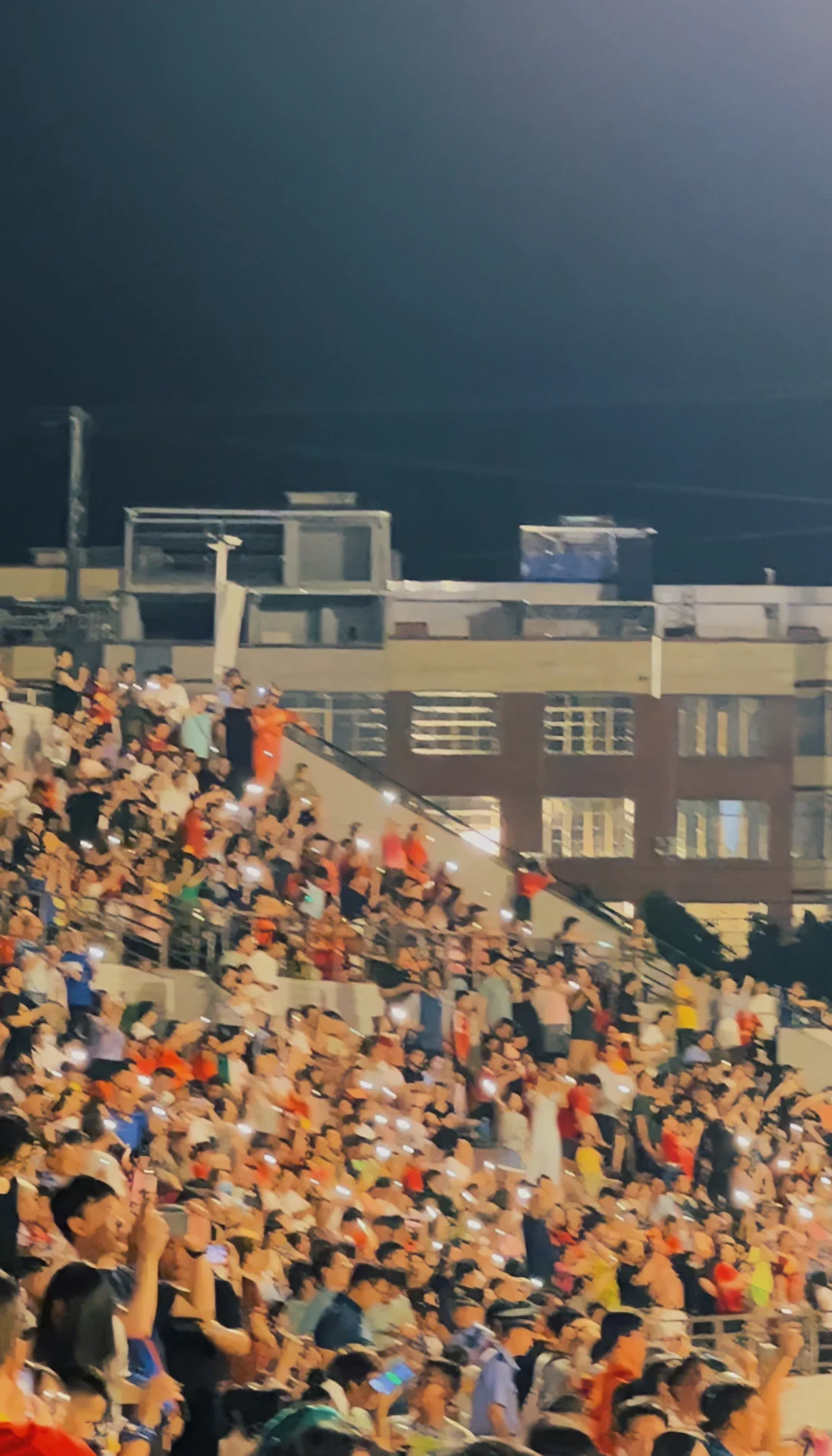 足球盛宴火热开启，球队士气高涨精神抖擞的简单介绍