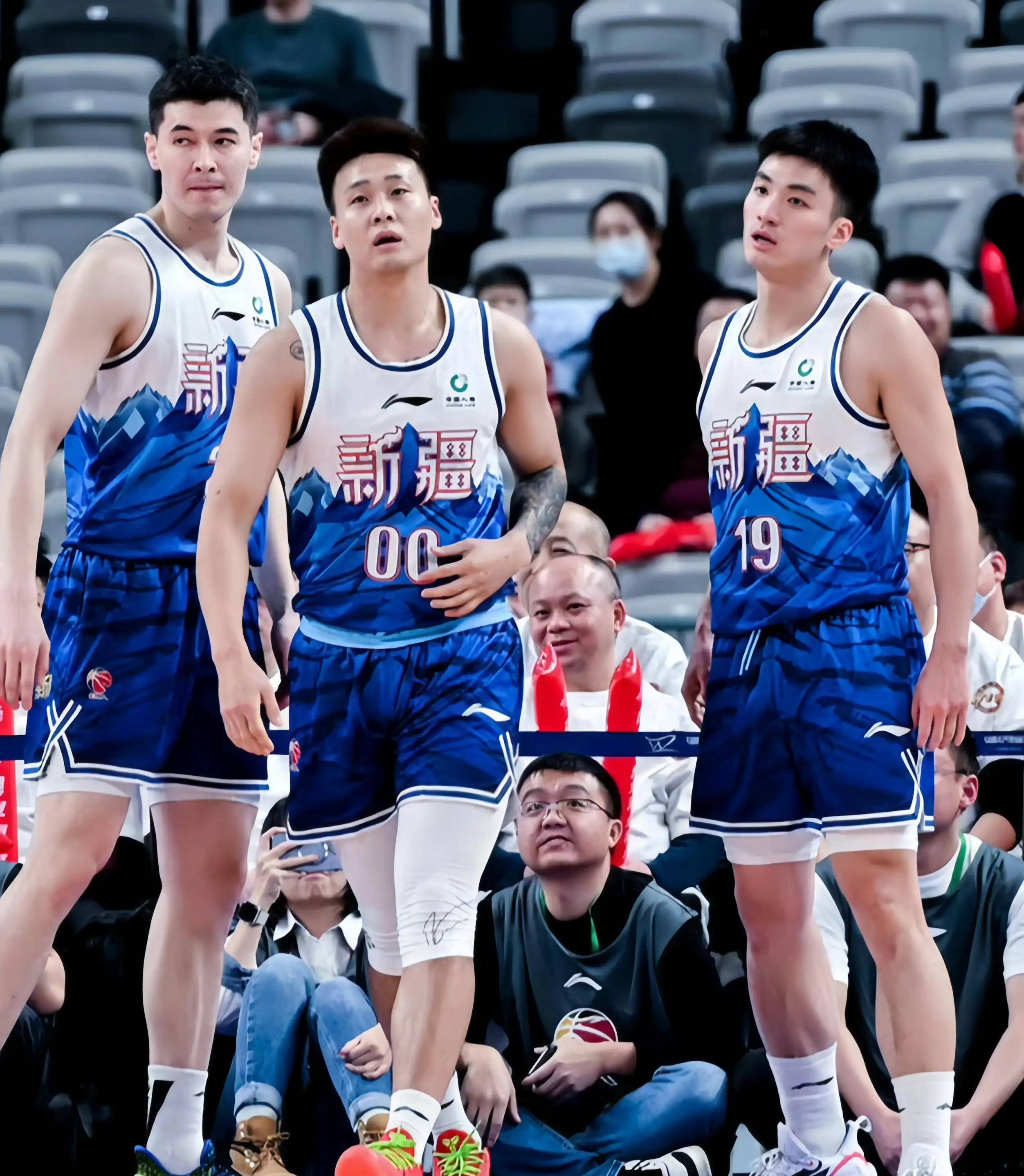 广厦队实力显露,雄鹿双塔领军出征 广厦队实力显露,雄鹿双塔领军出征