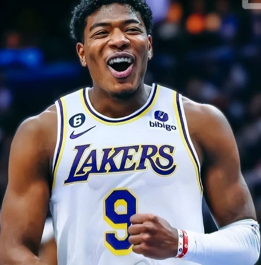 湖人队年轻球员突破，表现值得期待