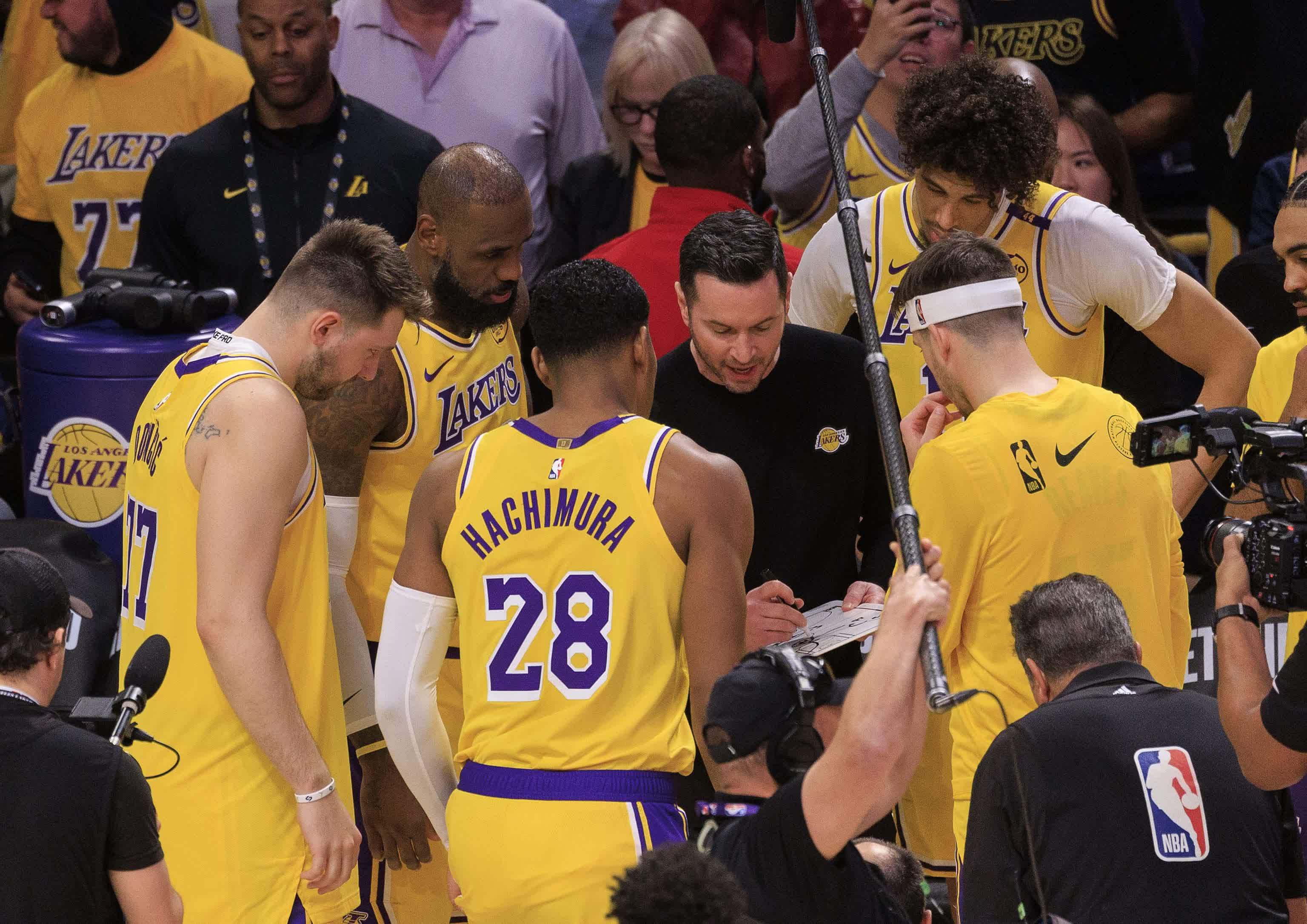 湖人队年轻球员突破，表现值得期待