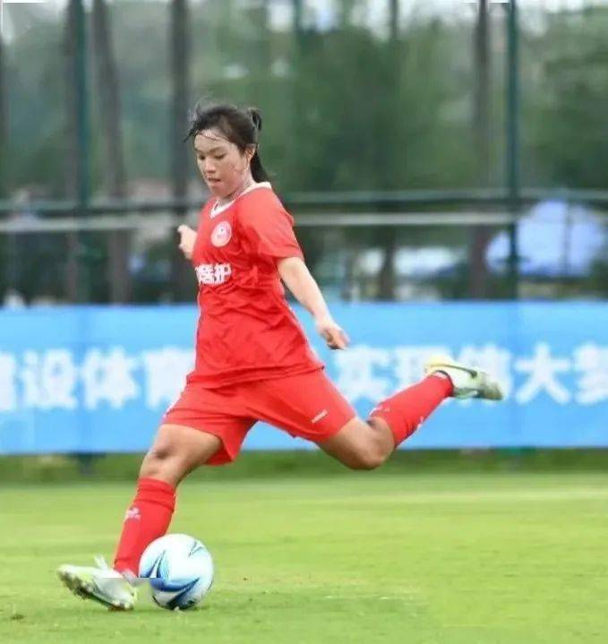 女足明星球员技术娴熟，赢得掌声