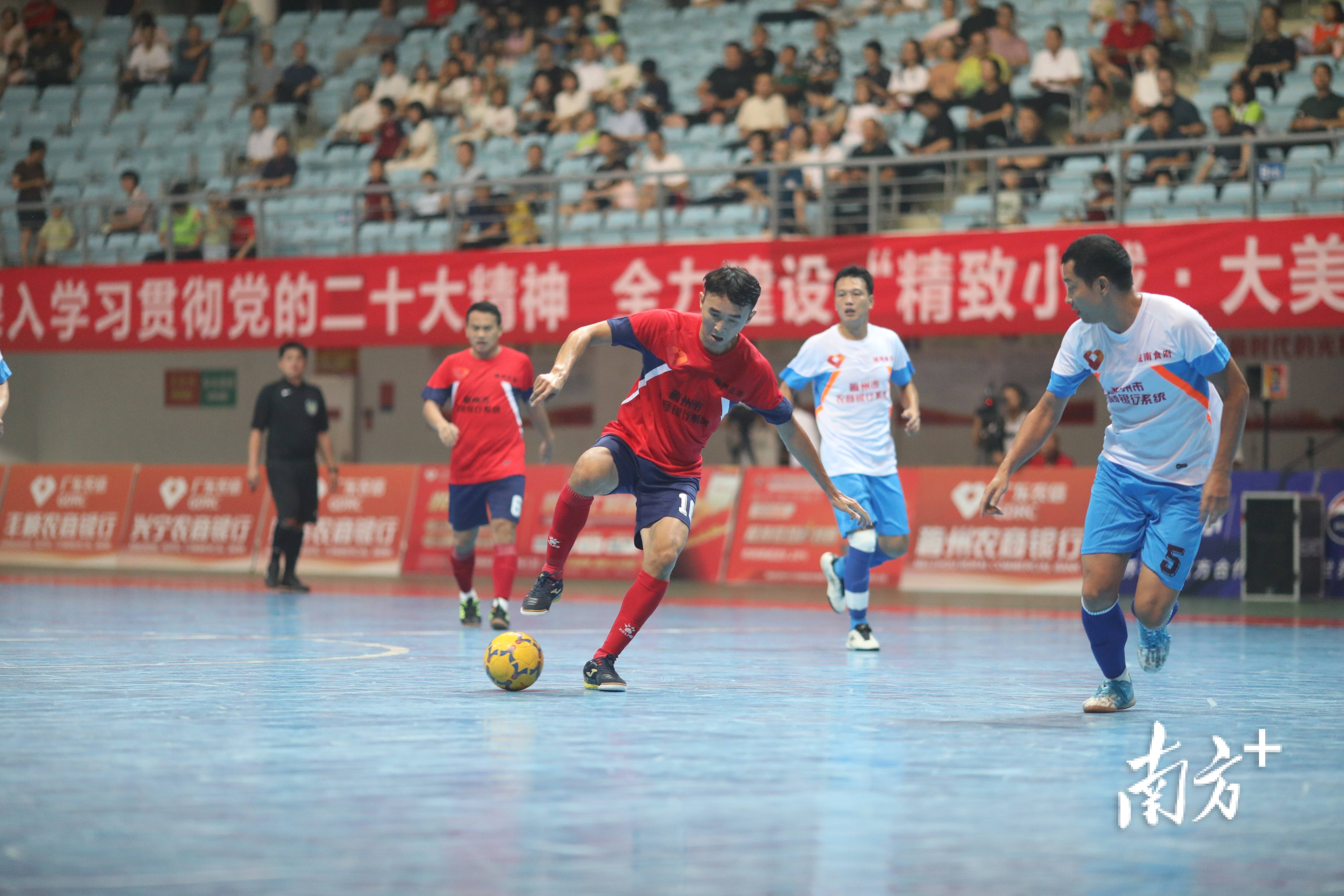 球场上草根球队逆袭,惊艳全场的简单介绍 球场上草根球队逆袭,惊艳全场的简单介绍