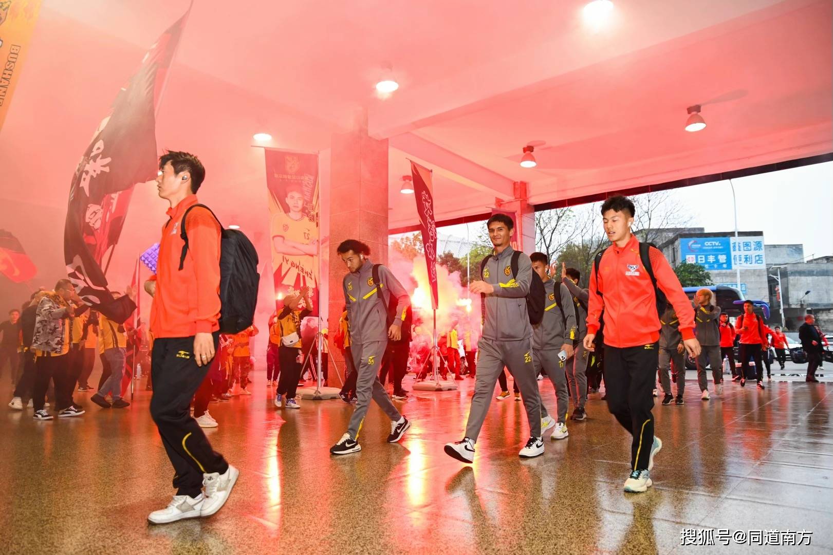 足球热情不减，球迷疯狂挥舞旗帜呐喊助威