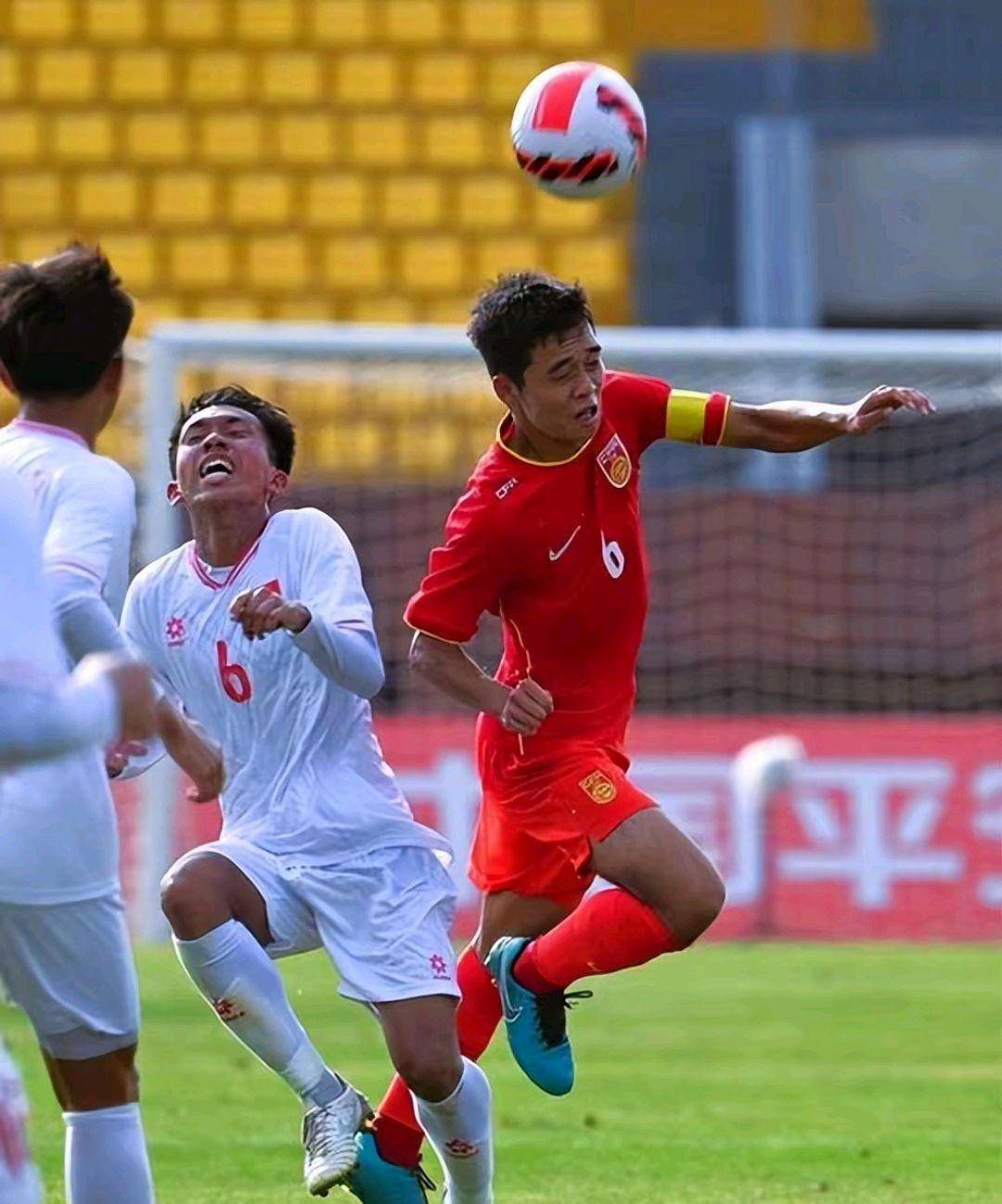 勇敢的球员在亚洲足球锦标赛上拼尽全力