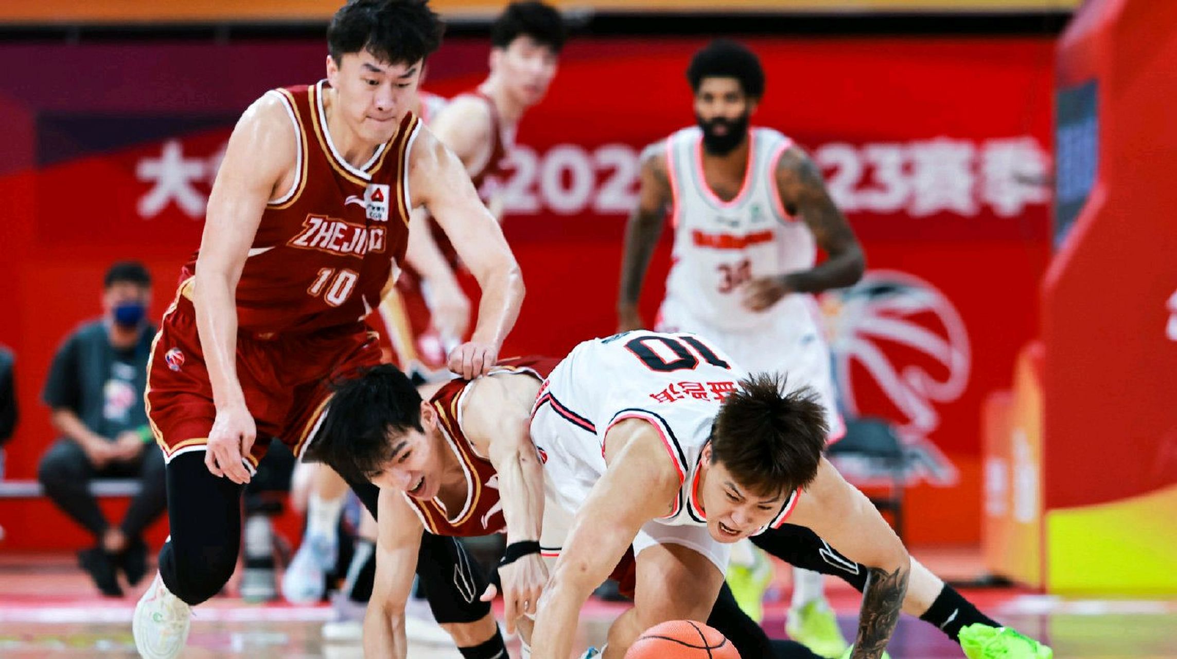 焦点比赛中发生激烈对抗,裁判难以处理 焦点比赛中发生激烈对抗,裁判难以处理