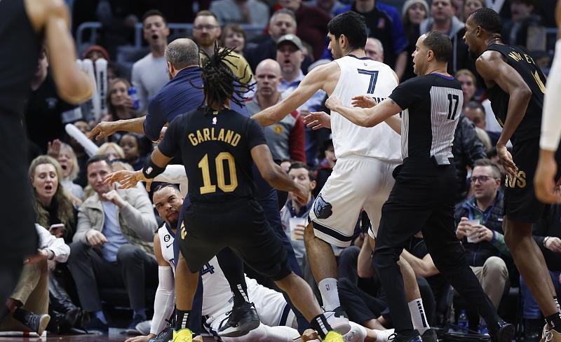 焦点比赛中发生激烈对抗,裁判难以处理 焦点比赛中发生激烈对抗,裁判难以处理