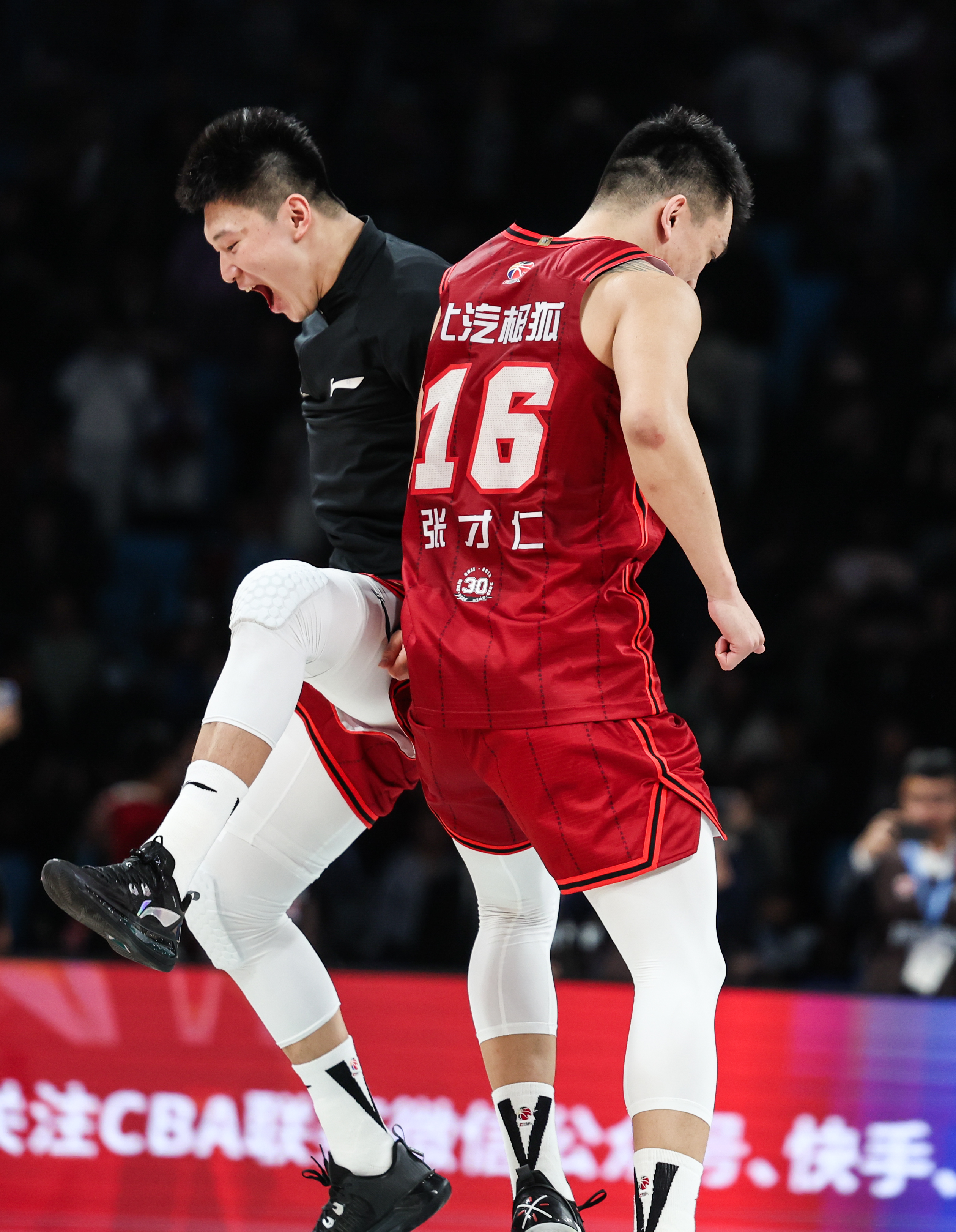 球员因为表现出色获得了月度最佳球员的称号 球员因为表现出色获得了月度最佳球员的称号