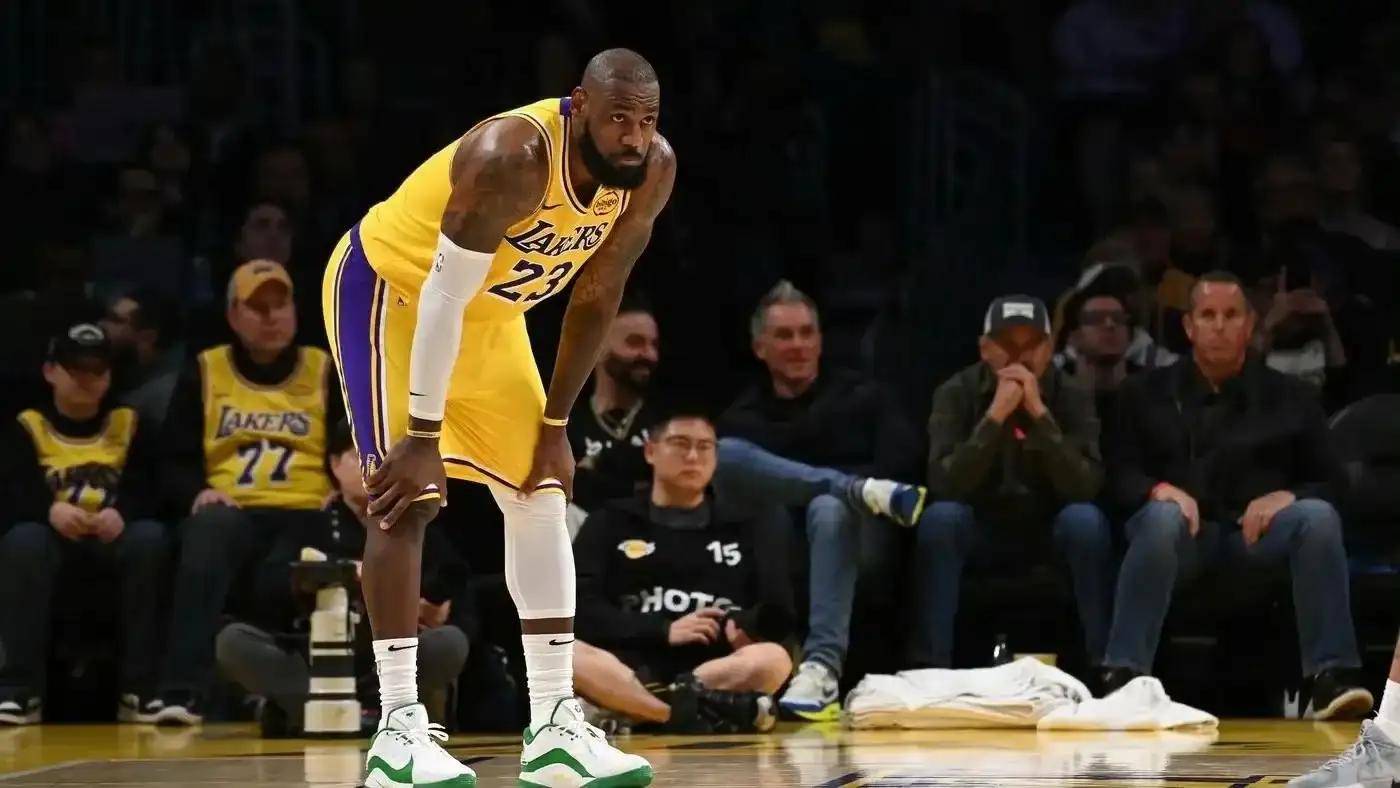 湖人惊险取胜开拓者!詹姆斯上篮得分关键 湖人惊险取胜开拓者!詹姆斯上篮得分关键