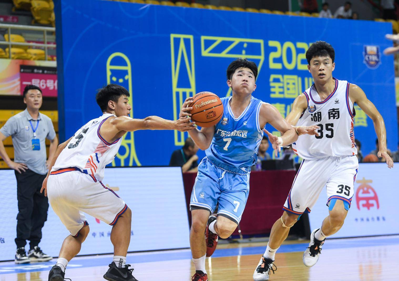 包含春风得意：比赛中球队展现出雄风壮举的词条