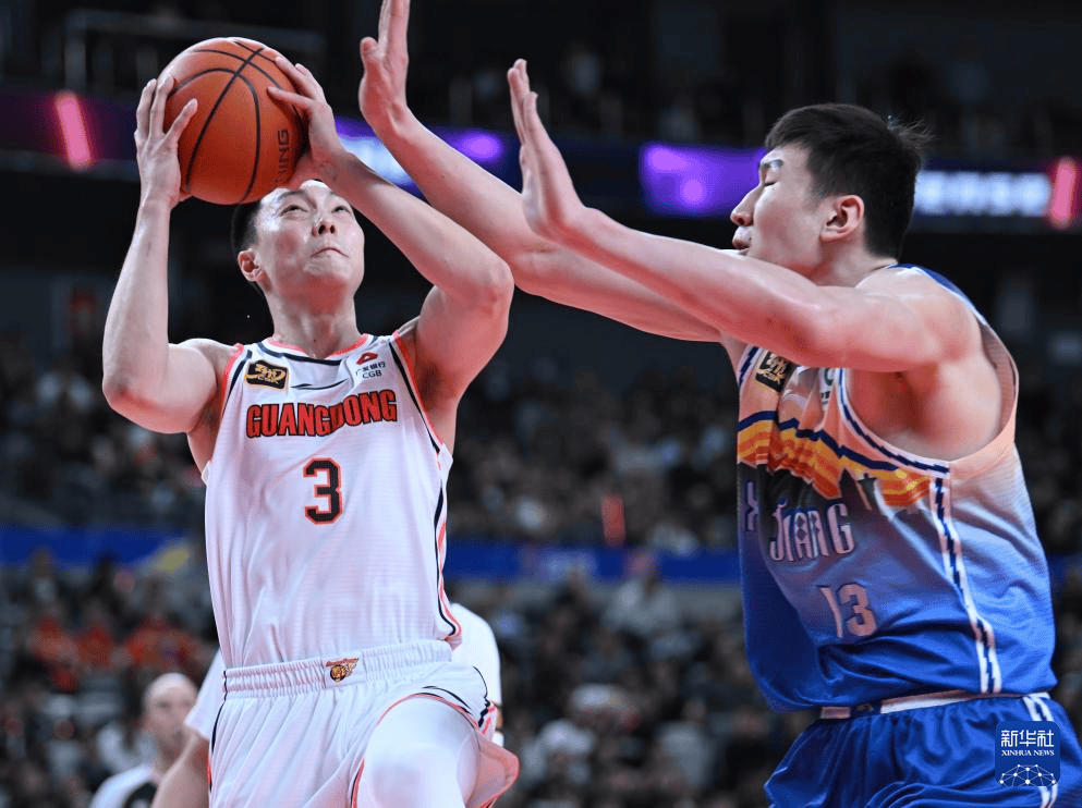 球队客场比赛取得惊险胜利,喜出望外 球队客场比赛取得惊险胜利,喜出望外