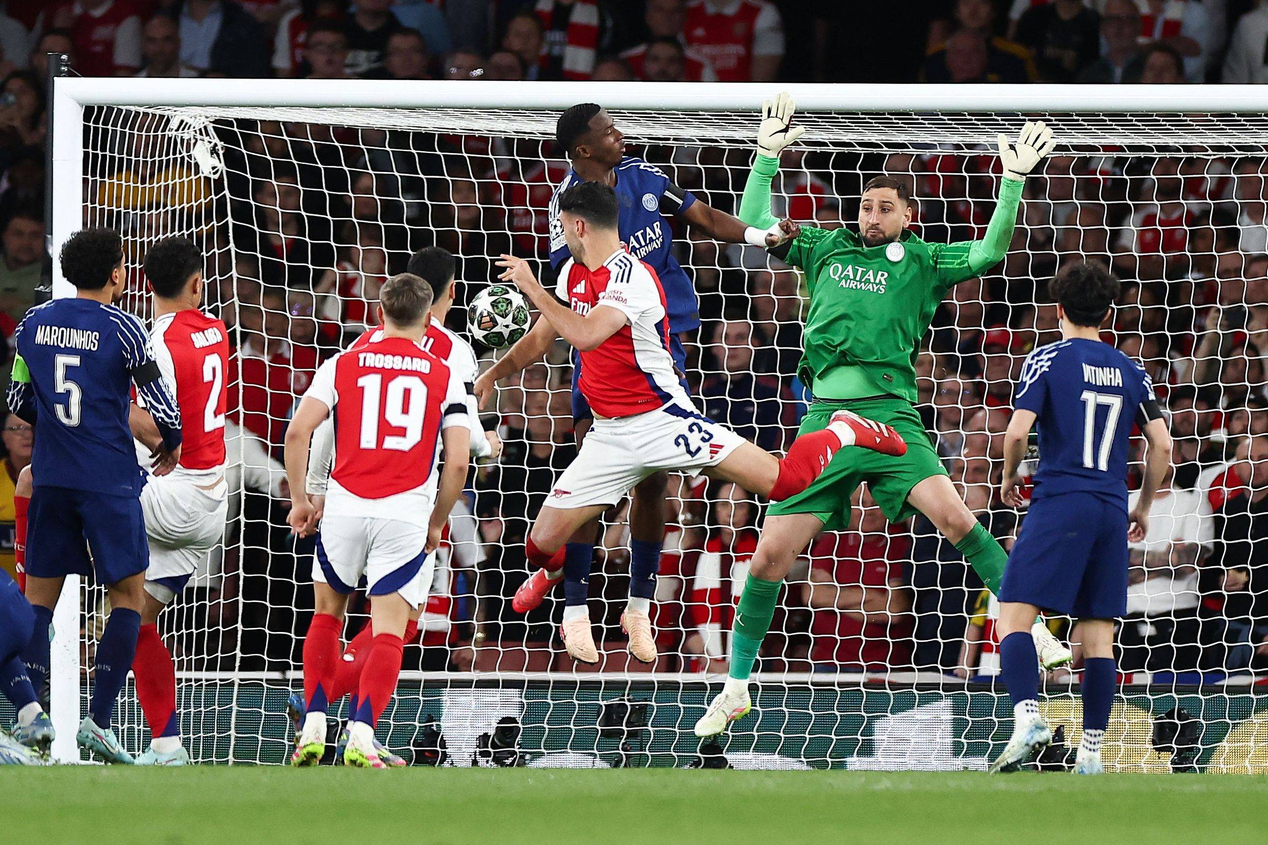 球队客场比赛取得惊险胜利,喜出望外 球队客场比赛取得惊险胜利,喜出望外