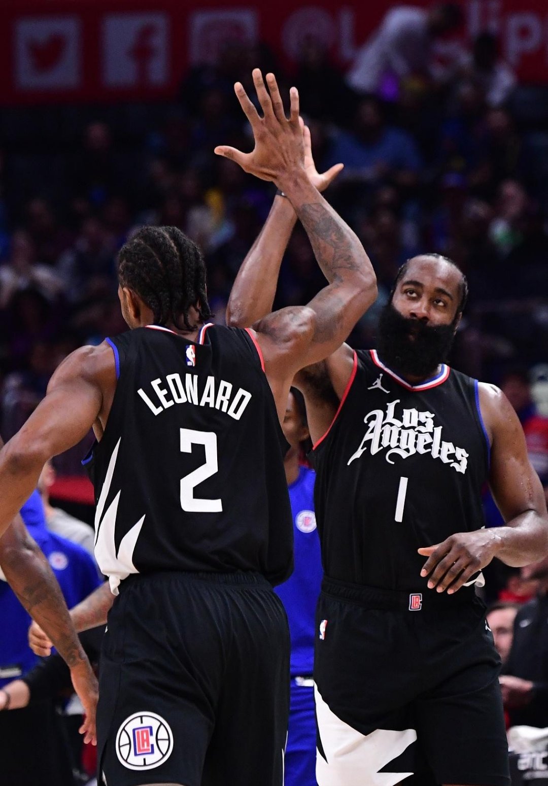 火箭与快船上演激烈对决,悬念丛生 火箭与快船上演激烈对决,悬念丛生