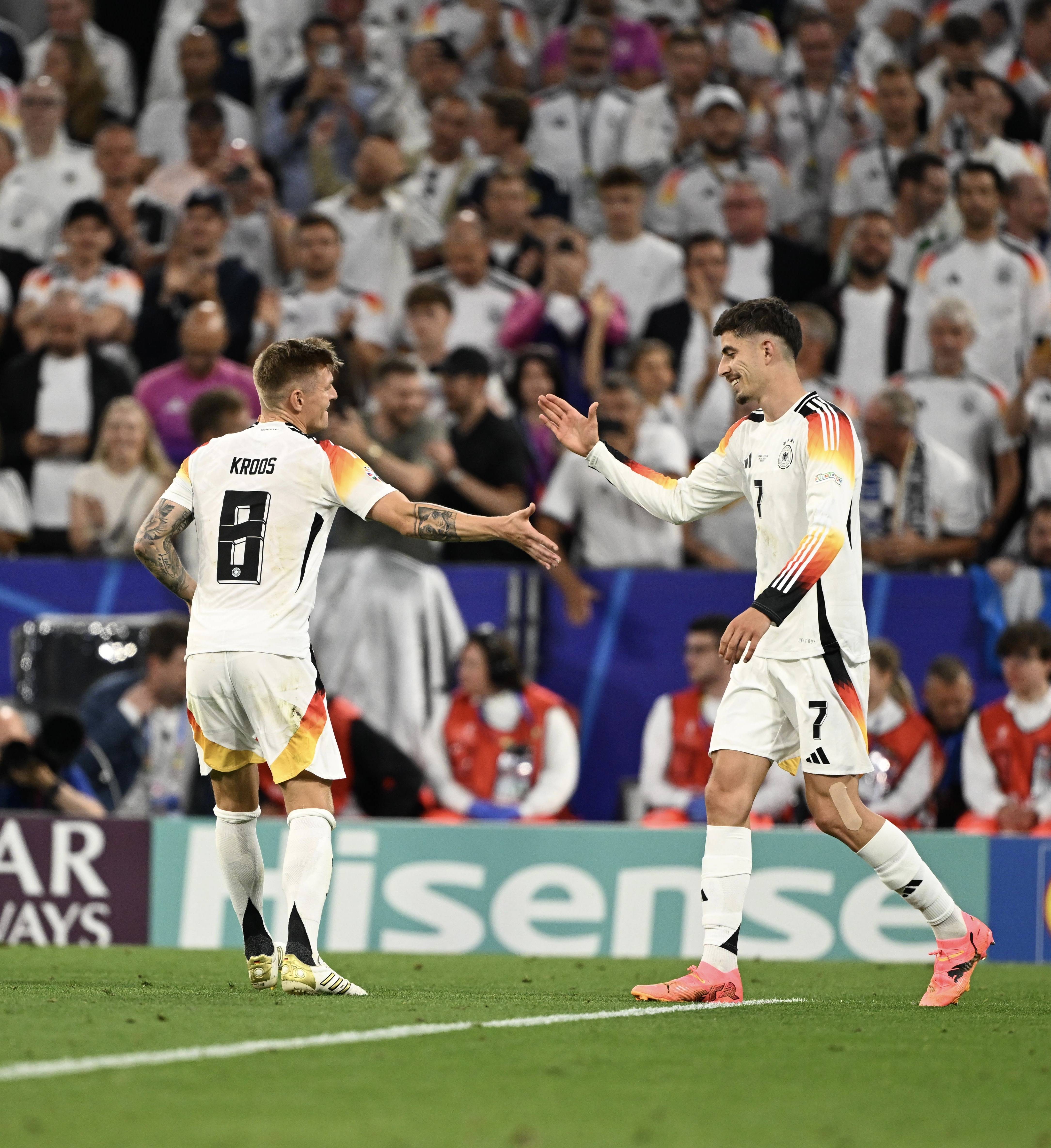 赛场上球员技术细腻，传球配合流畅击败对手