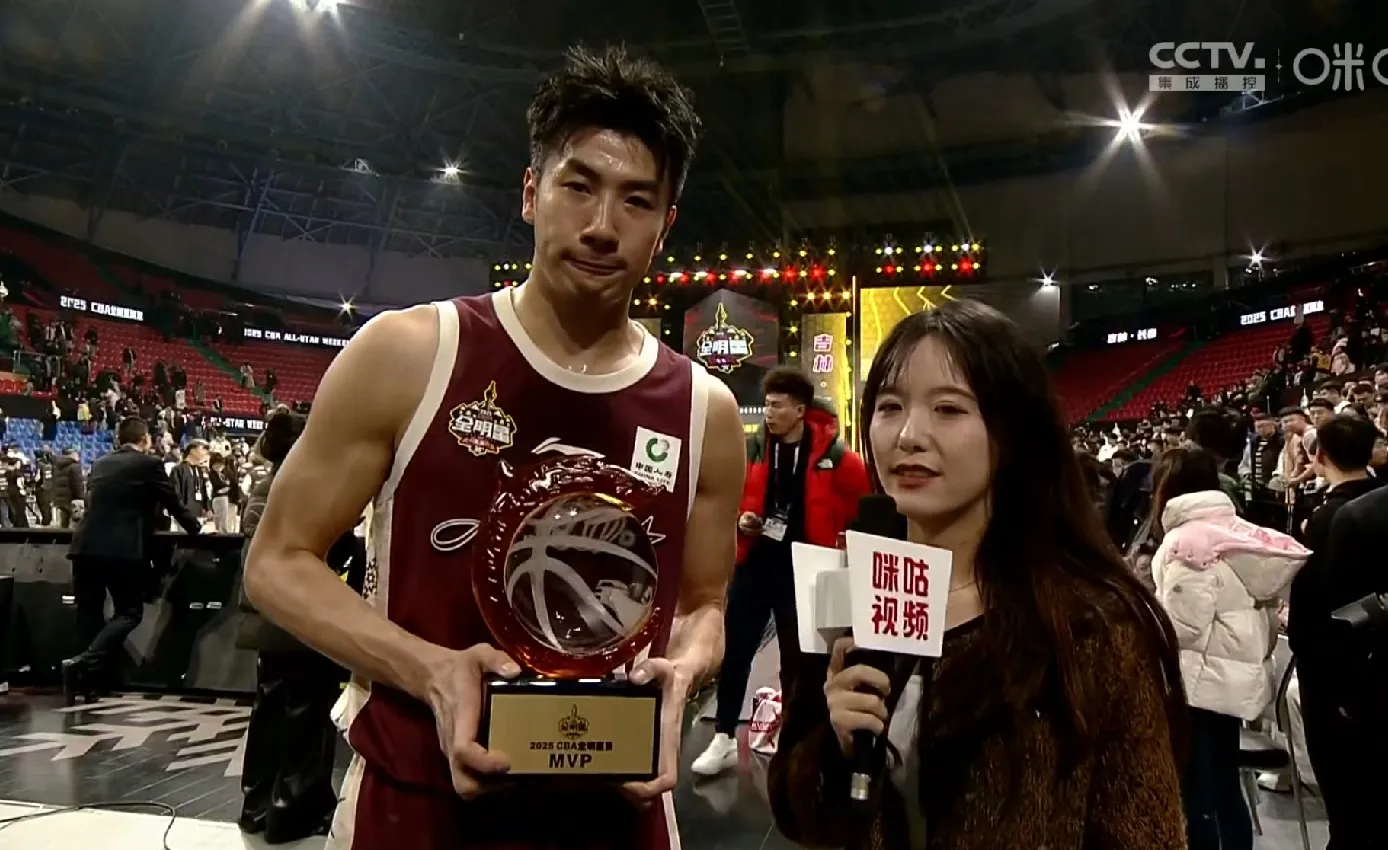 赛场上球员技术细腻，传球配合流畅击败对手