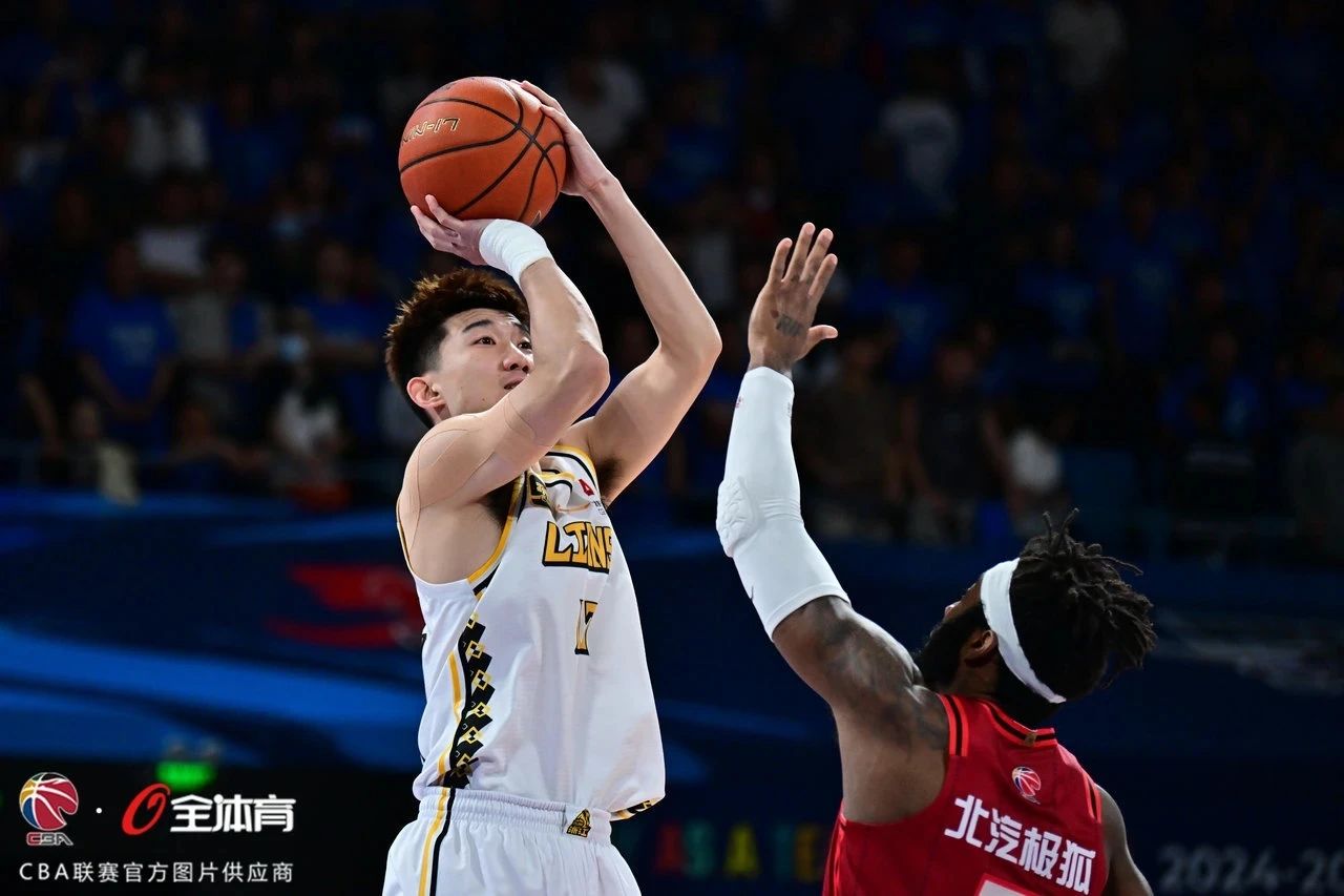 关于经典比赛再现：球员们诠释拼搏精神令人感动的信息