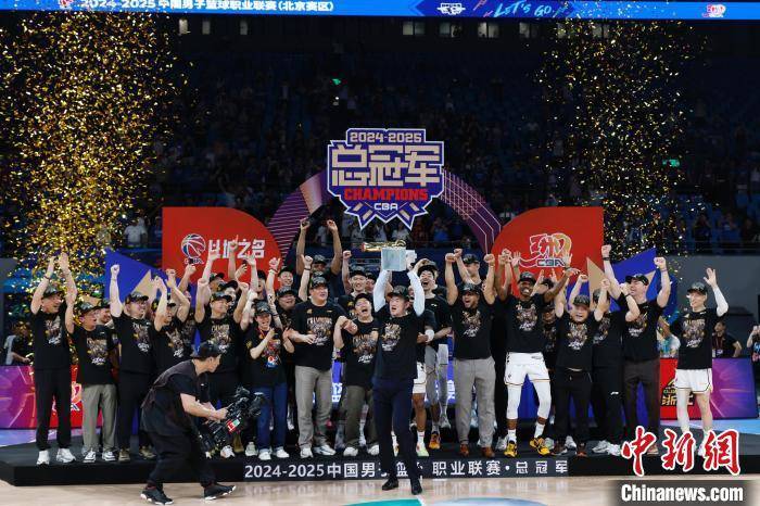 关于篮球决赛激烈进行,谁能将冠军奖杯揽入怀中?的信息 关于篮球决赛激烈进行,谁能将冠军奖杯揽入怀中?的信息