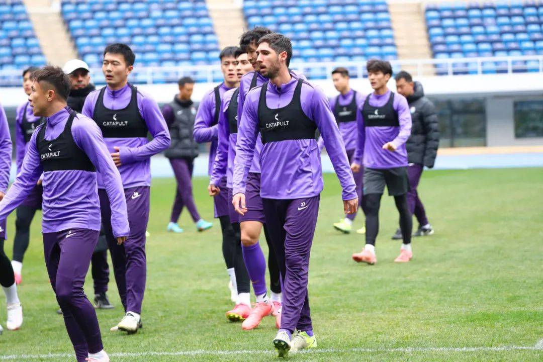 球员在比赛中全心投入,奉献全力拼搏 球员在比赛中全心投入,奉献全力拼搏