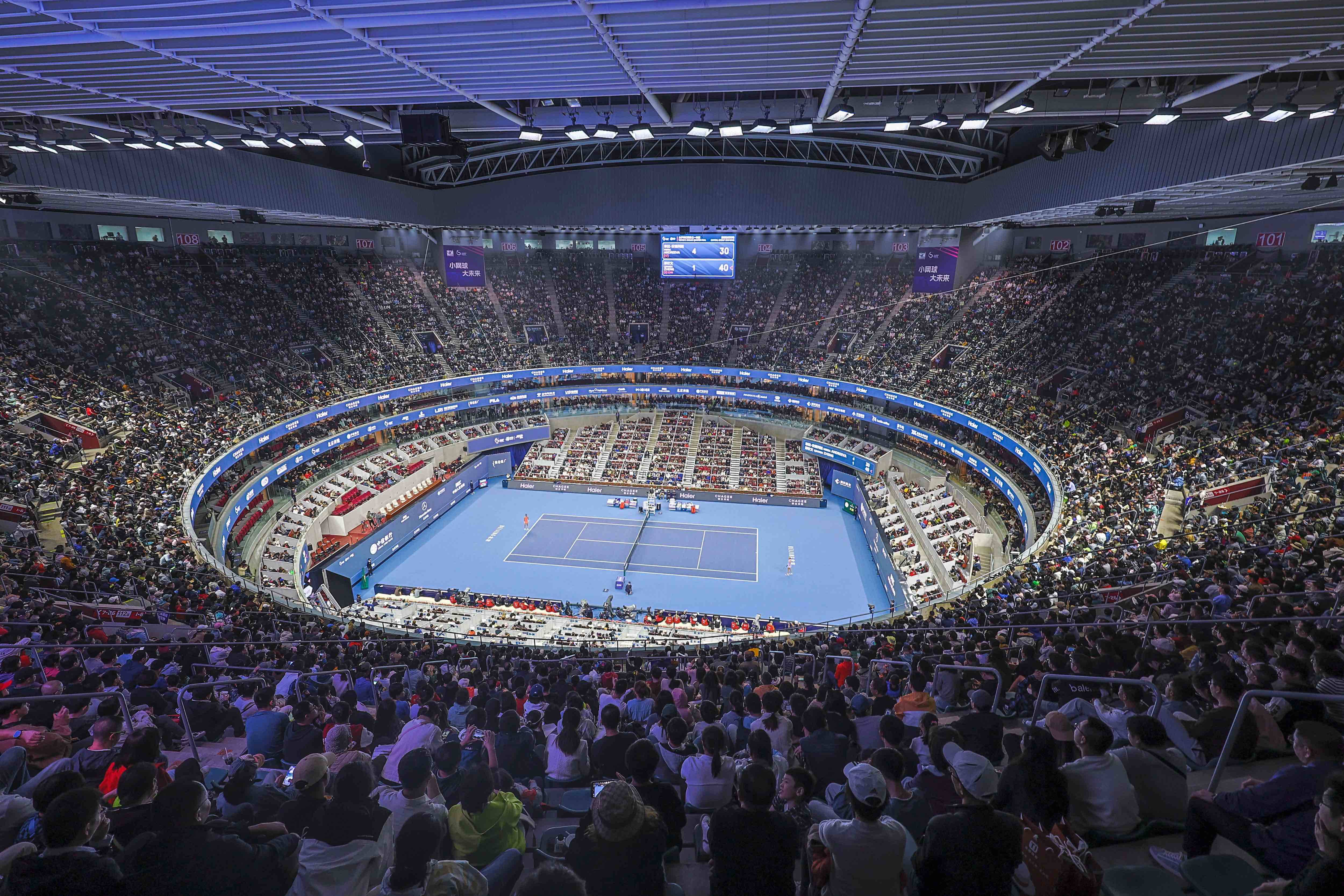 球员在比赛中全心投入,奉献全力拼搏 球员在比赛中全心投入,奉献全力拼搏