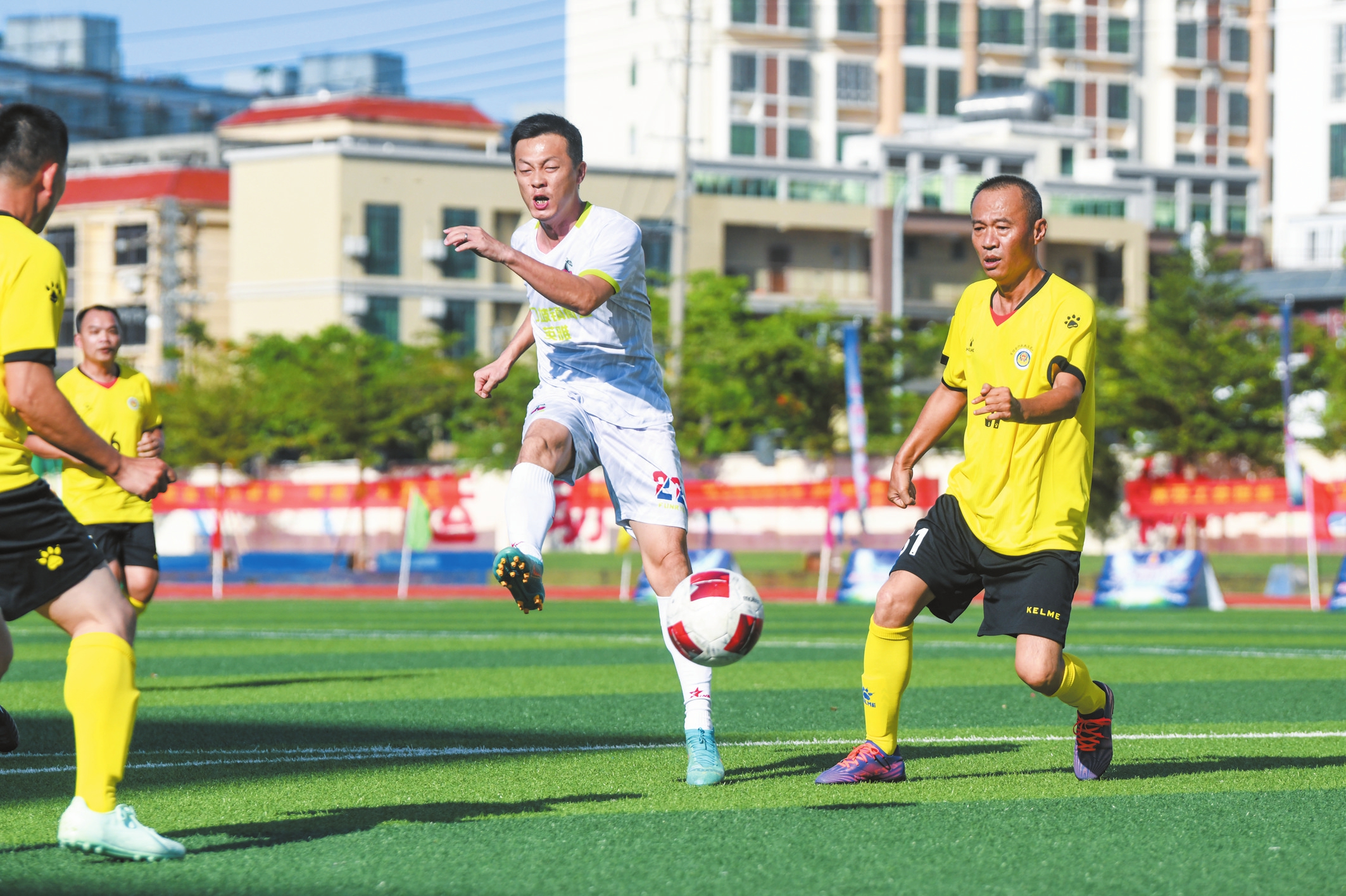 包含职业足球比赛竞争日趋激烈,精彩更胜往昔的词条 包含职业足球比赛竞争日趋激烈,精彩更胜往昔的词条