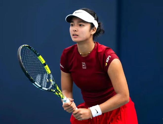 西班牙网球选手成功击败对手，晋级八强