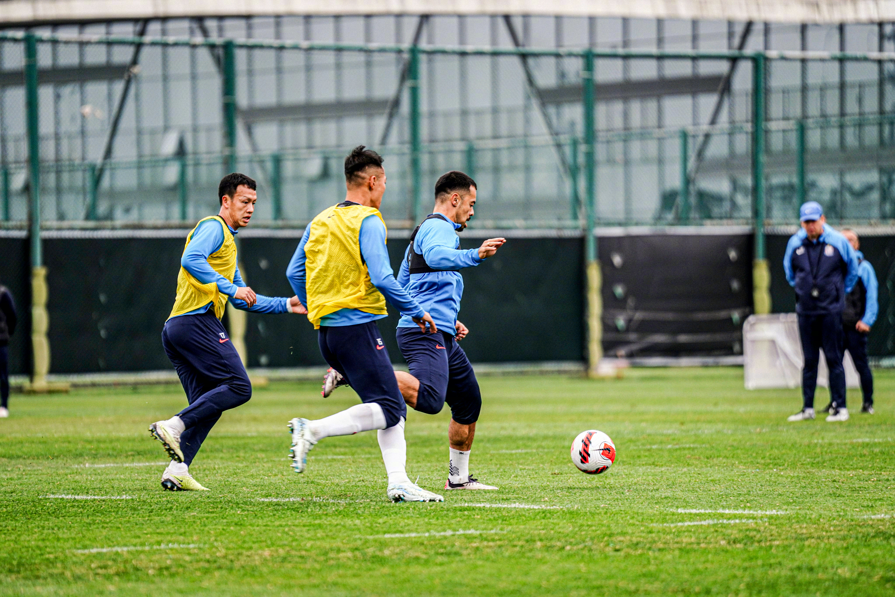 球队训练态度认真,为比赛全力备战 球队训练态度认真,为比赛全力备战