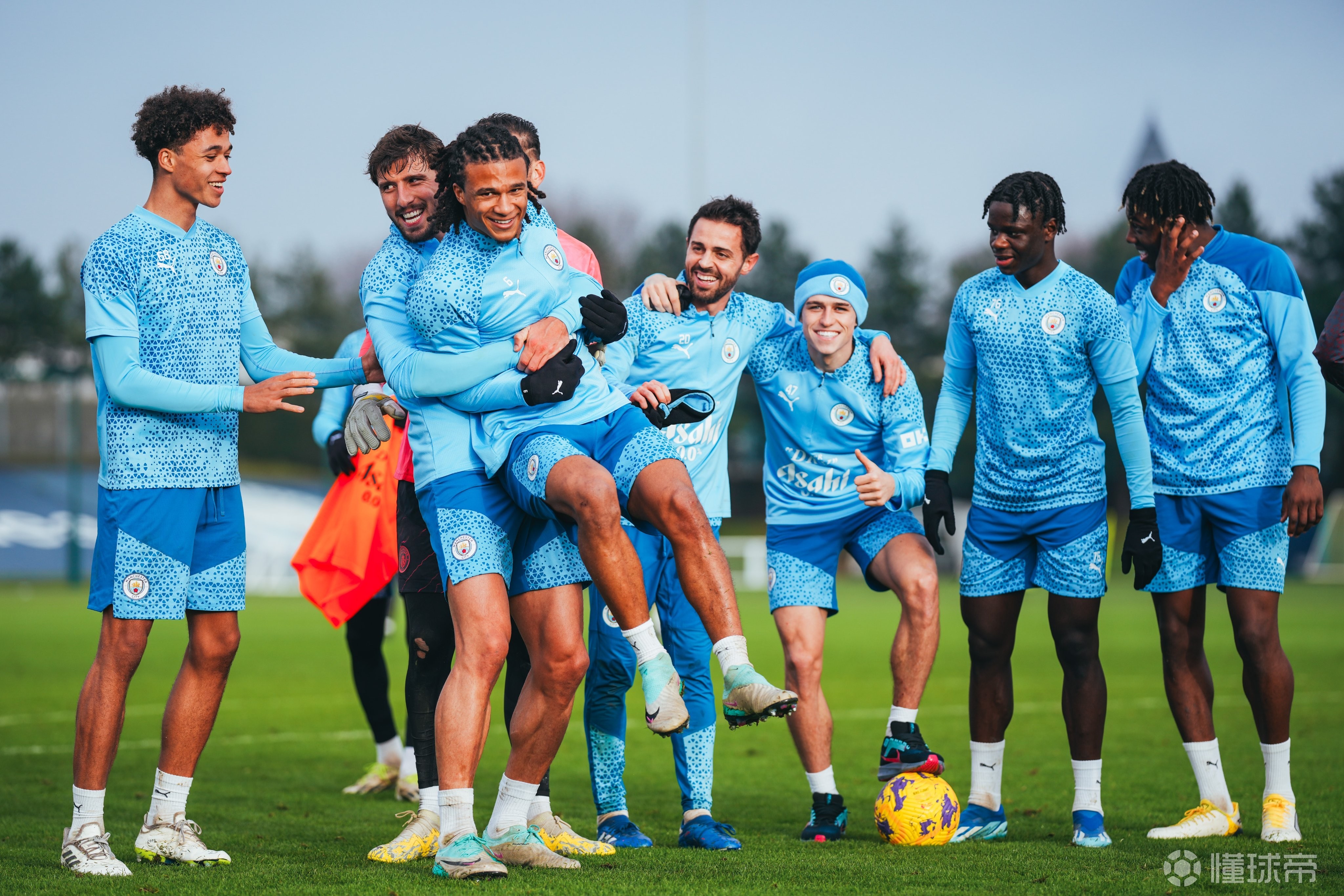 巴萨险胜曼城,德布劳内补时绝平美洲杯的简单介绍 巴萨险胜曼城,德布劳内补时绝平美洲杯的简单介绍