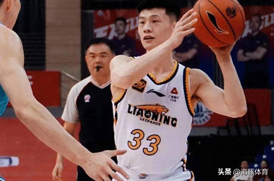 包含进攻反击！球员拼尽全力，场上战绩千钧一发的词条