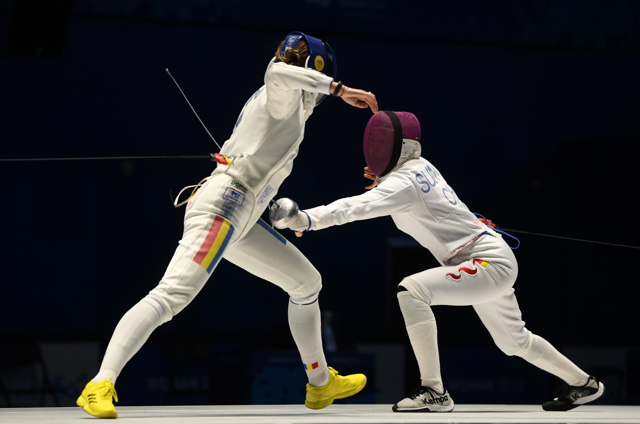 墨西哥击剑冠军手握金牌,英姿飒爽登台 墨西哥击剑冠军手握金牌,英姿飒爽登台