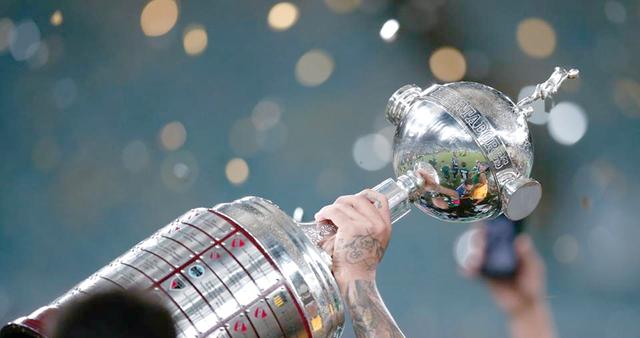 足球场上的激情角逐，胜者当之无愧！