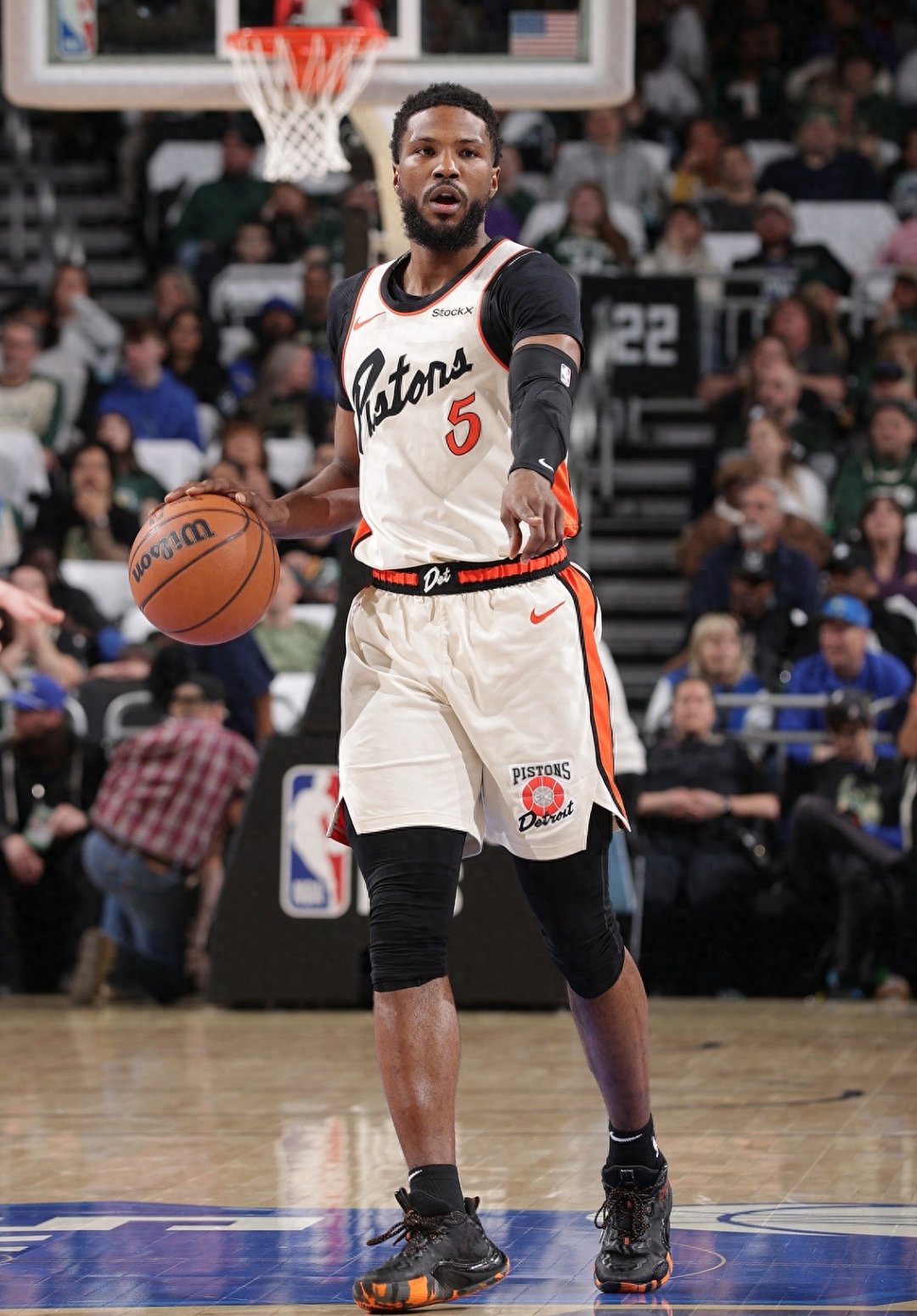 骑士客场力克活塞,完成逆袭 骑士客场力克活塞,完成逆袭