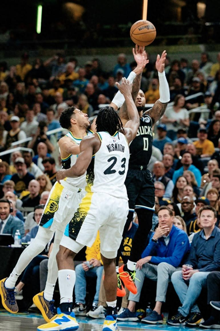 雄鹿战胜活塞,继续领跑东部 雄鹿战胜活塞,继续领跑东部