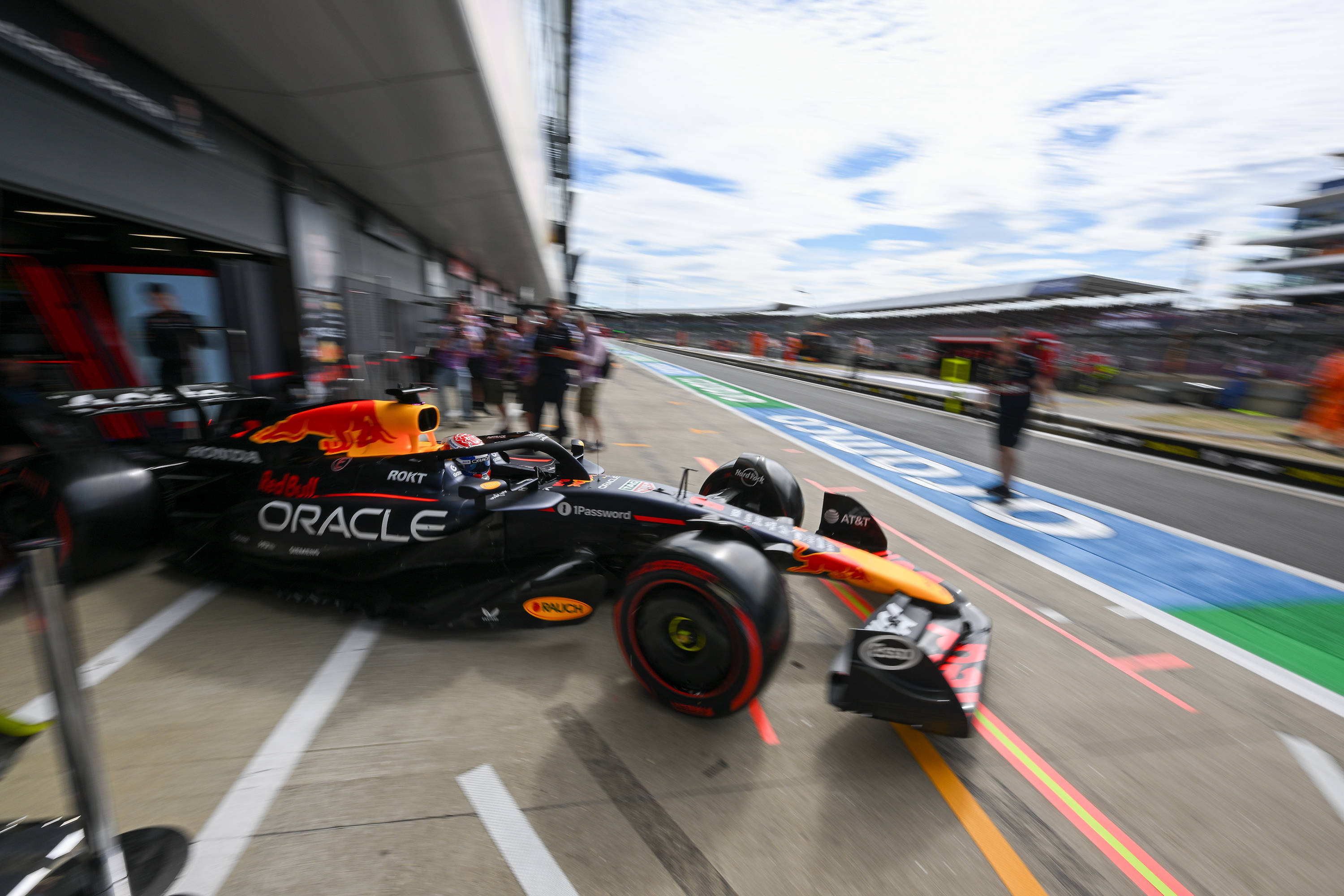 哈斯车队碾压红牛车队，塞恩斯惊艳四座