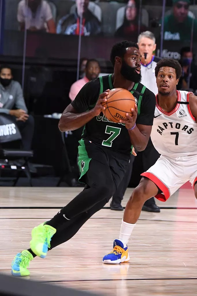 深圳队轻取凯尔特人，范弗利特刷新纪录