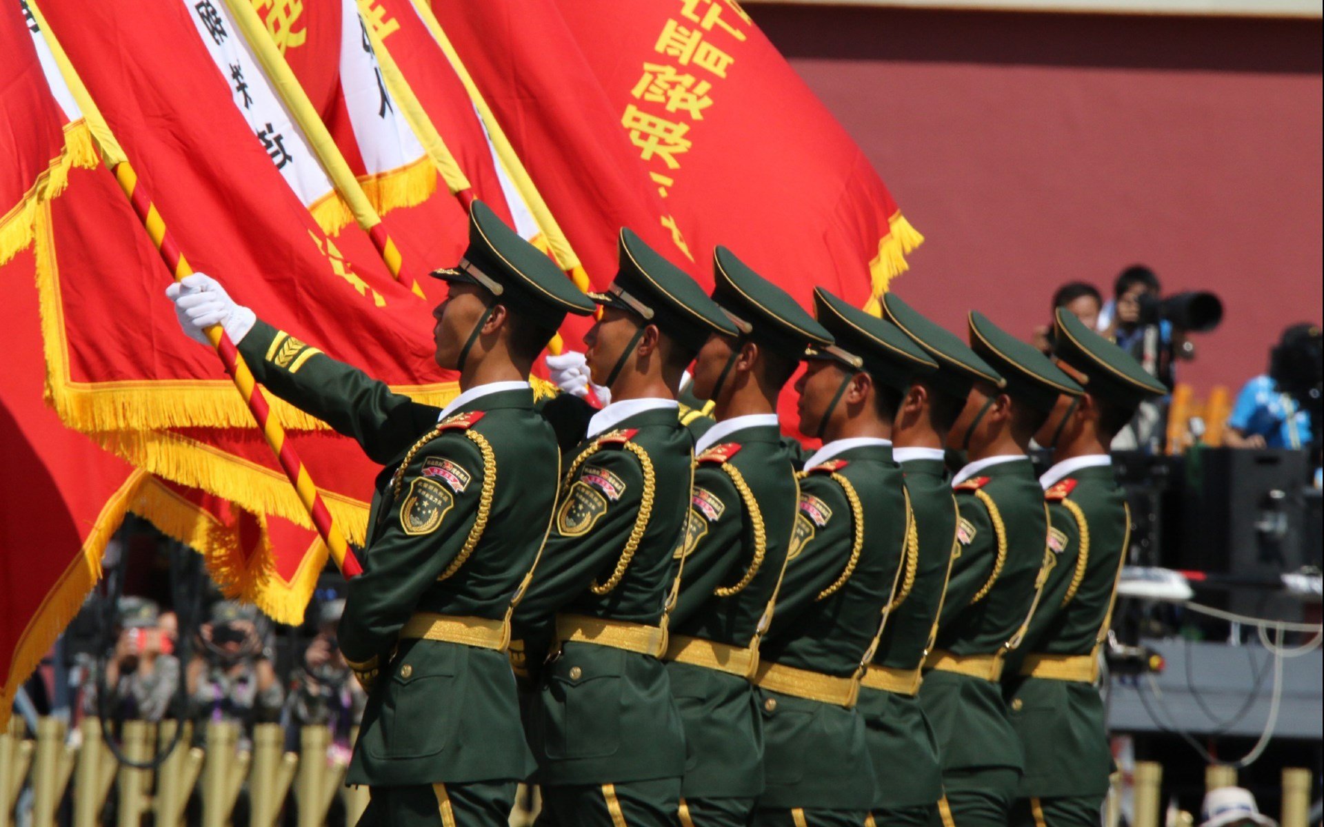 东方城堡崩塌夜，绿色风暴中哈登化身关键先生